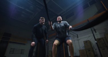 Genç adam savaş ip ile eğitim nezaret eğitmen