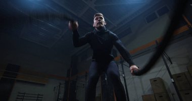 Savaş ip ile eğitim genç adam