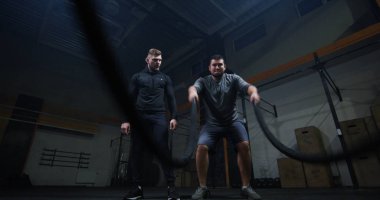 Genç adam savaş ip ile eğitim nezaret eğitmen