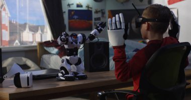 Onun oyuncak robot ile oynayan çocuk