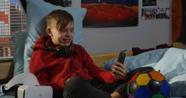 Video aramasý onun smartphone sahip çocuk