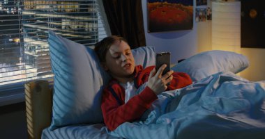 Çocuk onun smartphone ile video arama yapma