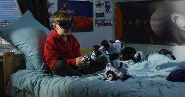 Oyuncak bir robot ile oynayan çocuk