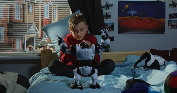 おもちゃのロボットと遊ぶ少年 — ストック写真