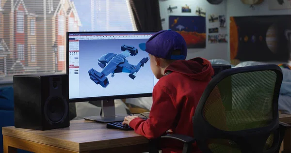 Menino projetando avião em um computador — Fotografia de Stock