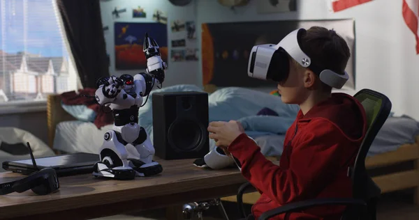 Niño jugando con su robot de juguete — Foto de Stock