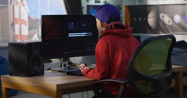 Programador menino codificação em seu computador — Fotografia de Stock