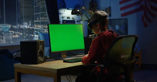 Menino usando um computador enquanto usa fone de ouvido VR — Fotografia de Stock