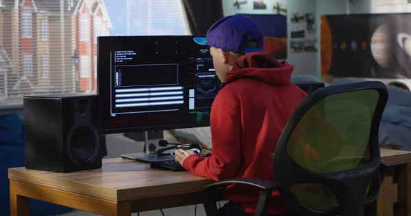 Programador menino codificação em seu computador — Fotografia de Stock