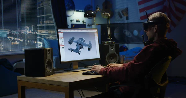 Hombre diseñando un avión en una computadora — Foto de Stock