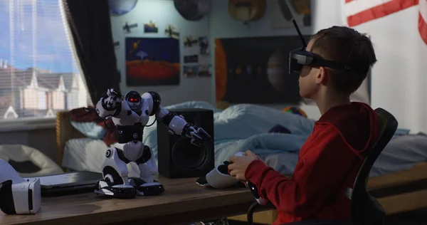 Niño jugando con su robot de juguete — Foto de Stock