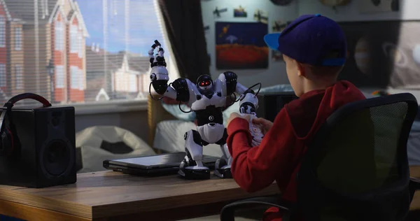 Хлопчик грає зі своїм іграшковим роботом — стокове фото
