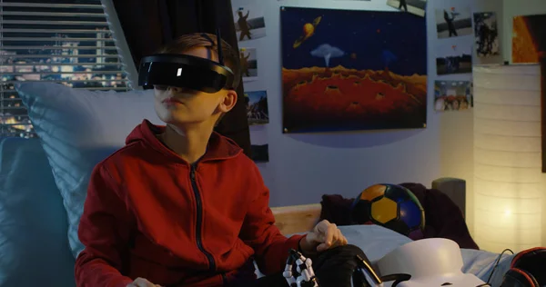 仮想現実のヘッドセットを使用して家庭で少年 — ストック写真