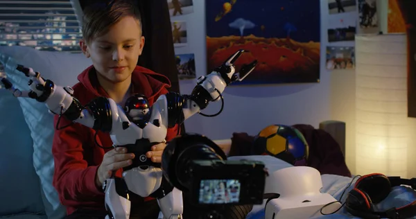 Chłopiec filmowanie recenzję robot zabawka — Zdjęcie stockowe