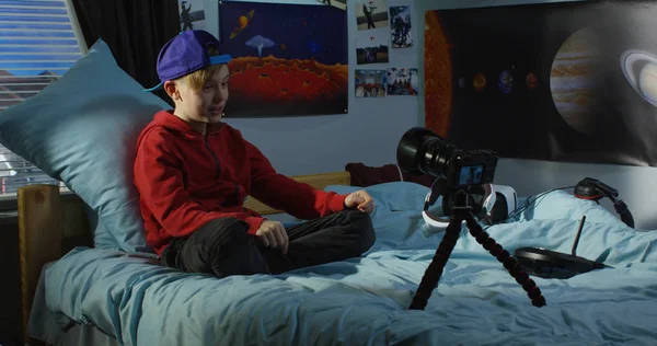 Хлопчик записує відео у відеоблозі вдома — стокове фото