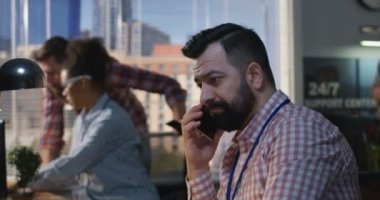 Bir ofiste telefona konuşan adam