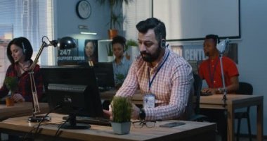 Ekibi bir destek merkezinde çalışıyor