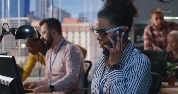 Wanita muda mendapatkan panggilan di kantor — Stok Video