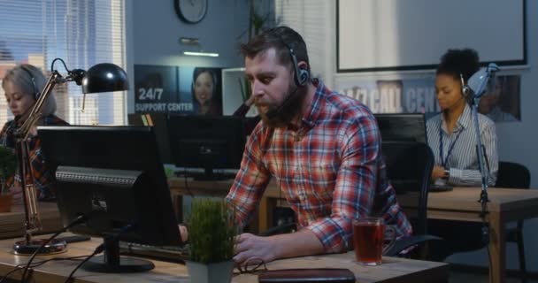 Férfi kiabált egy call center — Stock videók