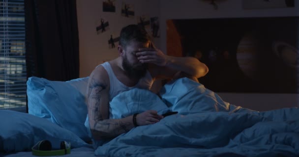 Mannen ropade på mobiltelefon — Stockvideo