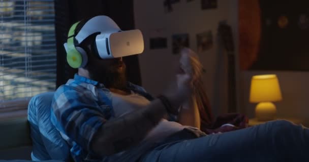 Uomo indossando VR auricolare a letto — Video Stock