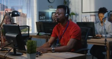 Kızgın adam bir destek merkezi olarak çalışma