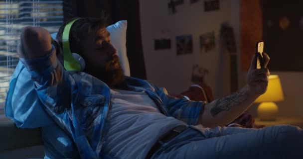 Чоловік має відеочат у ліжку — стокове відео