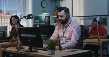 Ekibi bir destek merkezinde çalışıyor