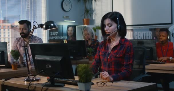 Young woman helping her colleague — Stock Video