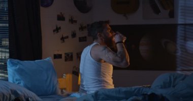 Yatmadan hasta genç adam