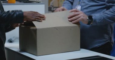 Bir teslimat merkezinde bir paket posta adam