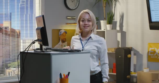 Customer service manager standing by desk — Stock Video