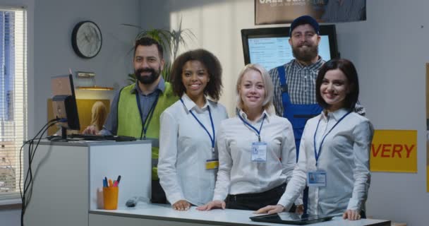 Delivery center employees standing by desk — Stock Video