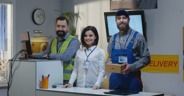 Delivery Center medewerkers staan bij Desk — Stockvideo