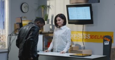 Müşteri servis masasında müşteri alma paketi