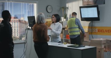 Bir teslimat merkezinde müşterilere hizmet veren çalışanlar