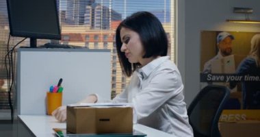 Bir teslimat merkezinde Smartphone kullanarak bored çalışan