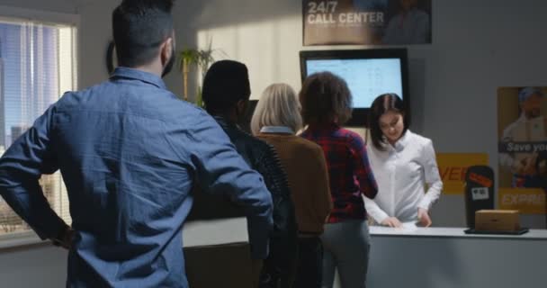 Customer complaining about slow service in delivery center — Stock Video