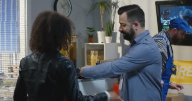 Bir teslimat merkezinde bir paket posta kadın