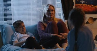 Kız dans ile ailesini eğlendiriyor