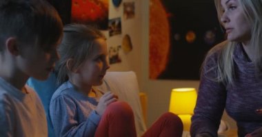 Anne konuşan kardeşlerle konuşuyor