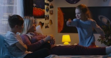 Kız dans ile ailesini eğlendiriyor