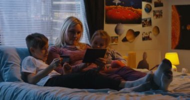 Anne ve çocuklar online alışveriş