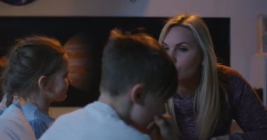 Anne konuşan kardeşlerle konuşuyor