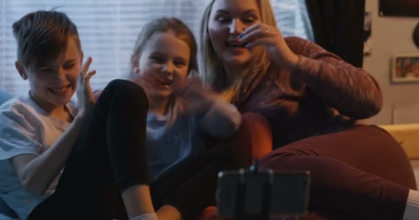 Familia teniendo una videollamada — Vídeos de Stock