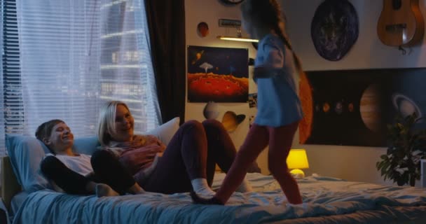 Flicka underhåll ande hennes familj med dans — Stockvideo