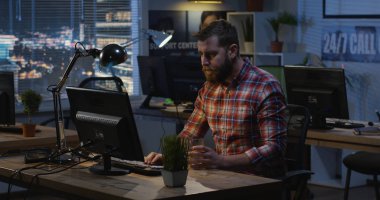 Geceleri ofiste çalışan adam