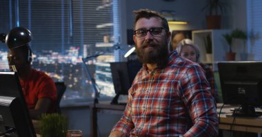 Çağrı Merkezi çalışan kulaklık koyarak