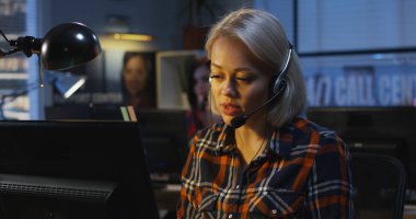 Çağrı merkezinde çalışan iki kadın