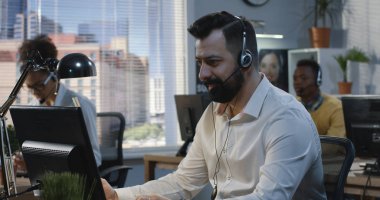 Çağrı merkezinde çalışan adam